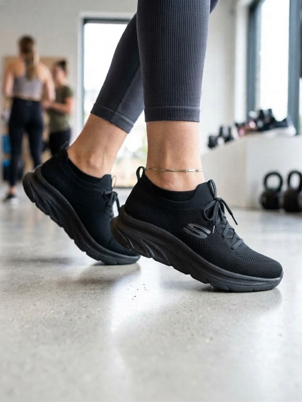 Skechers Slaxed Fit Women’s Black Slip-On Knit Sneakers Excellent Condition